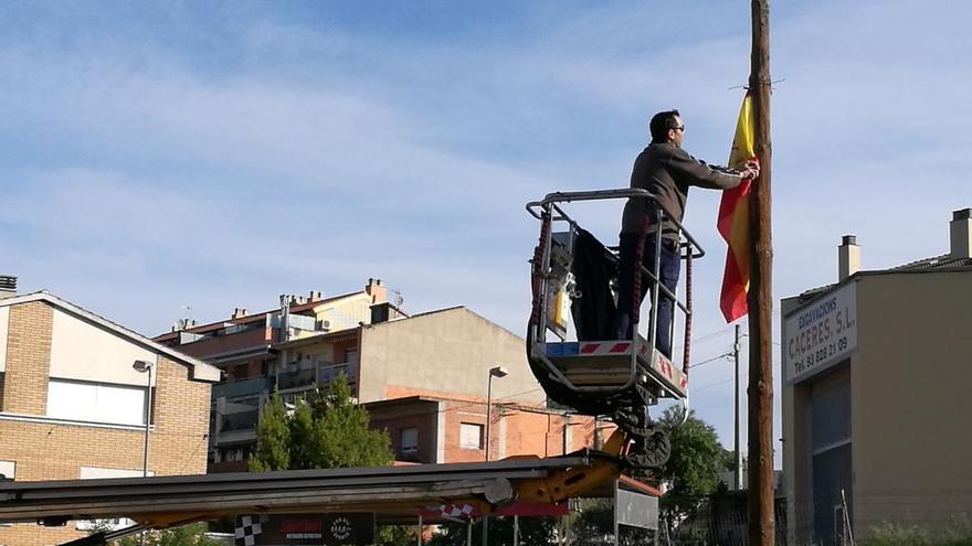 Operaris de la brigada retirant símbols de l&#039;espai públic, aquest dimarts al matí