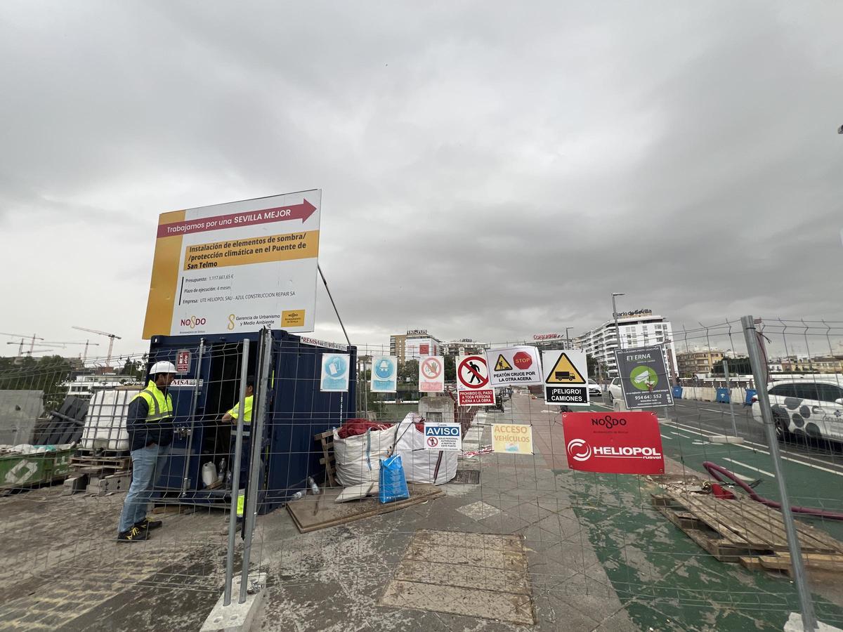 Obras de instalación de toldos en el Puente de San Telmo