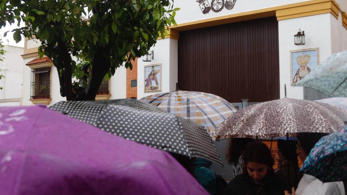 Paraguas a la entrada de San Cayetano.