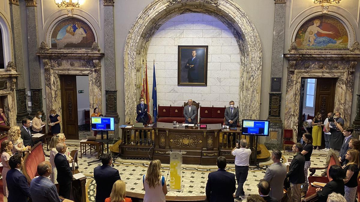 El pleno ha guardado un minuto de silencio por los inmigrantes fallecidos en Melilla.
