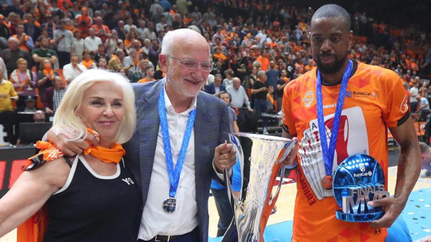 Juan Roig, su mujer Hortensia Herrero, y Will Thomas, con el trofeo.