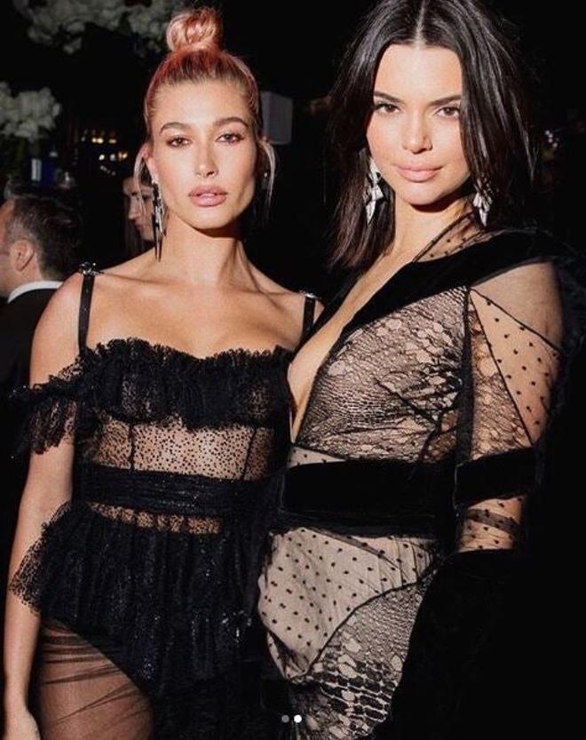 Hailey Baldwin y Kendall Jenner tras los Globos de Oro 2018