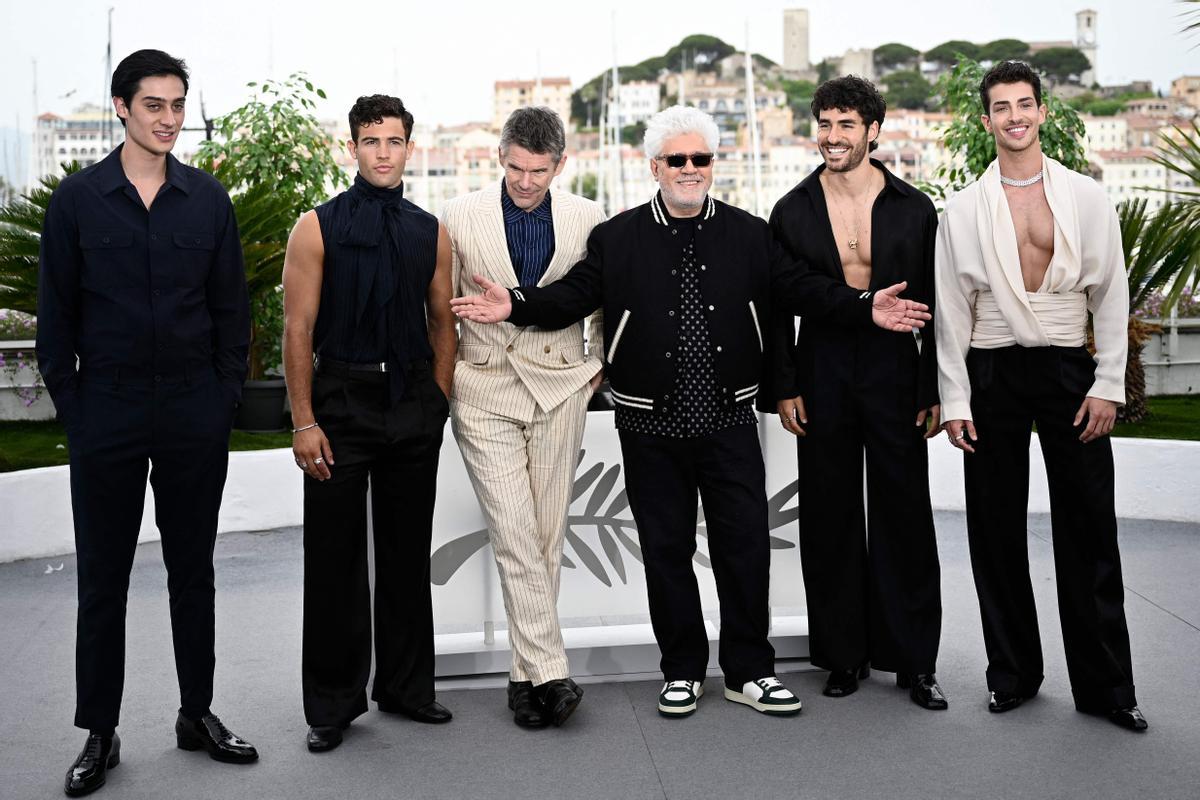 Pedro Almodóvar aterriza en Cannes. El cineasta estrena en Cannes el mediometraje ‘Extraña forma de vida’, con Ethan Hawke y Pedro Pascal, un wéstern protagonizado por dos gais que subvierte el género