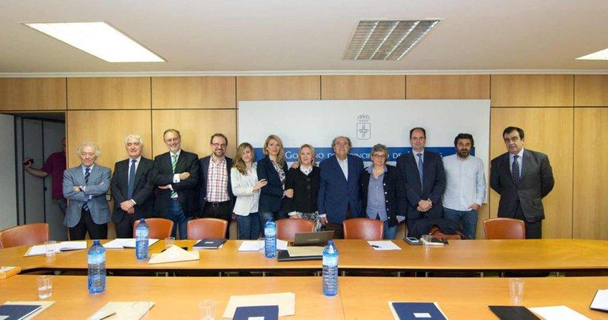 De izquierda a derecha, Fernando Castedo, Gustavo Suárez Pertierra, Álvaro Cuesta, Gabino Busto (técnico de la Consejería), Alba e Iraida Lombardía, Margarita Alonso, Miguel Ángel Lombardía, Ana González, José Pedreira, Alejandro Clavo y Ramón Telenti, el patronato de la Fundación Lombardía. | astur montes