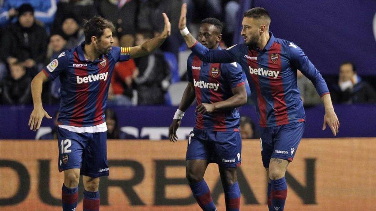 Cabaco y Coke Andújar celebran un gol del Levate en el Ciutat de València