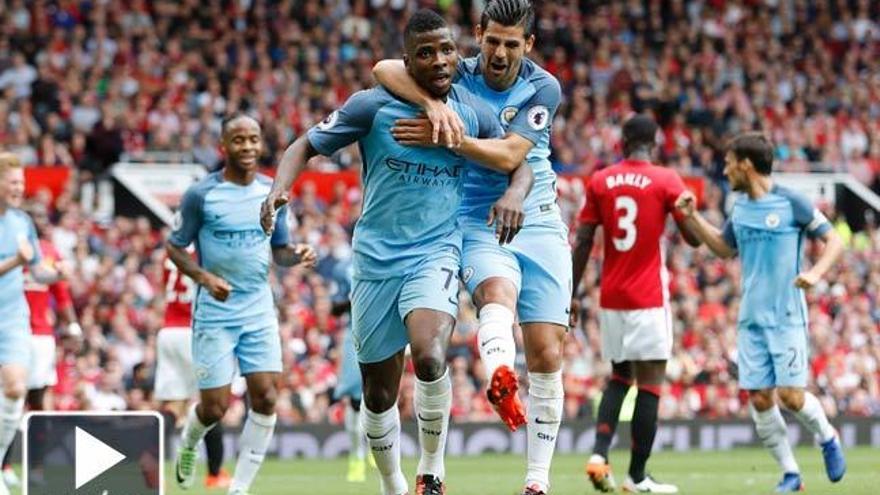 Nolito abraza a Iheanacho tras su gol ante el United. // Carl Recine