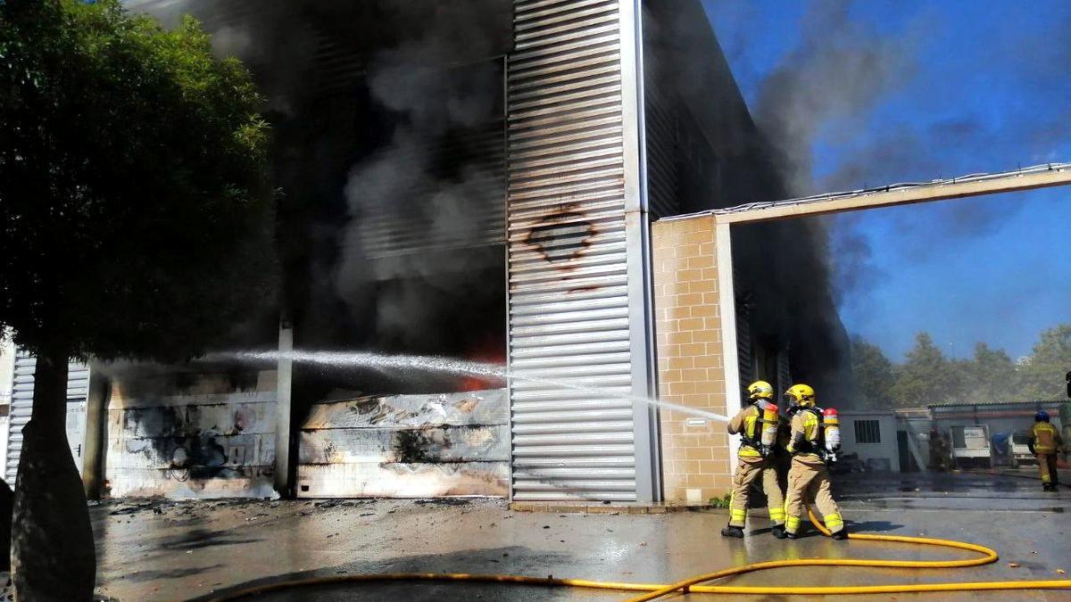 Els Bombers de la Generalitat treballant en l&#039;incendi d&#039;un gran basar xinès al polígon de Castelldefels