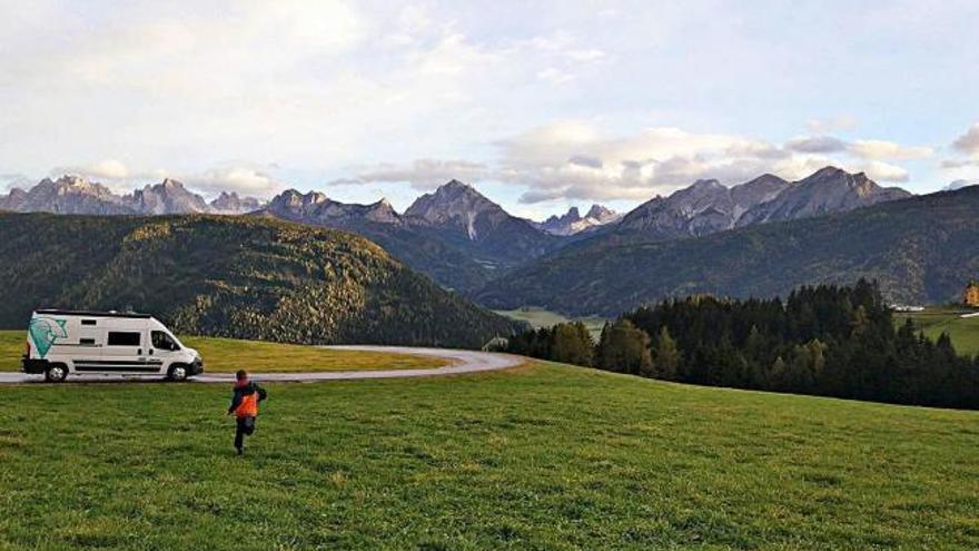 L&#039;Oriol, un dels fills d&#039;en Carles i la Carla, corrent i al fons, els Dolomites.