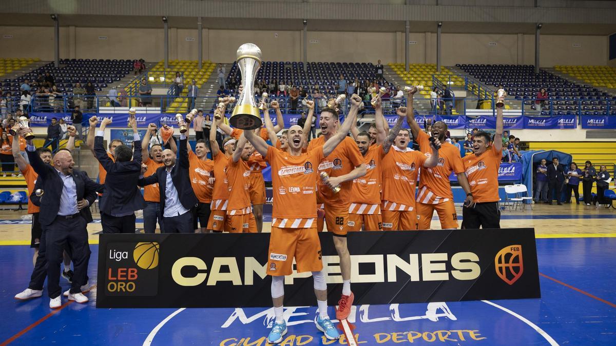 Álex Hernández levanta el trofeo de campeón de la LEB Oro en Melilla.
