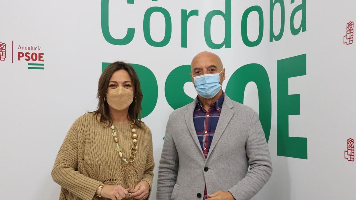 Isabel Ambrosio y Antonio Hurtado, en la sede del PSOE de Córdoba.