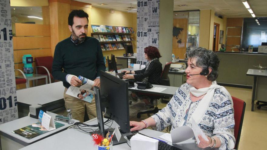 José Manuel Rodríguez e Isabel, en la agencia de Viajes Olyma. |   // I. OSORIO