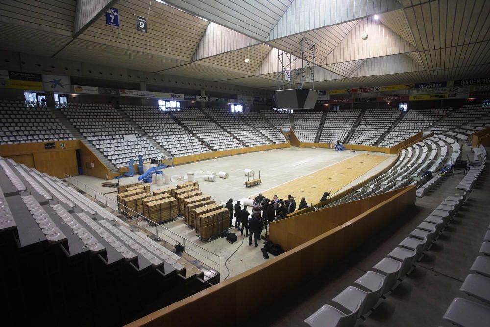 Col·locació del nou parquet del pavelló de Fontajau