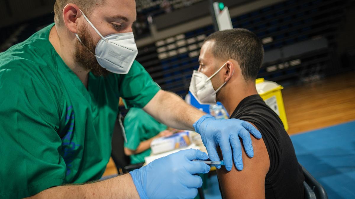 Tres de cada cuatro canarios tiene una dosis de la vacuna contra la Covid