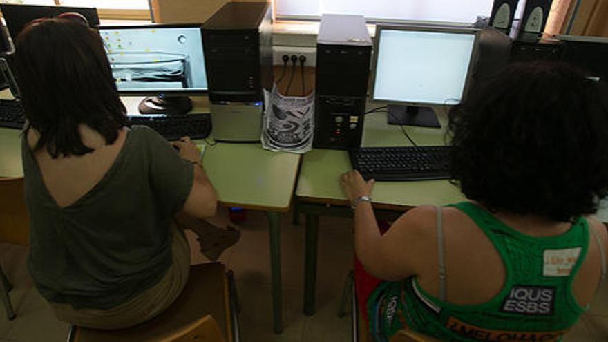 Dos alumnas, frente a sus ordenadores.