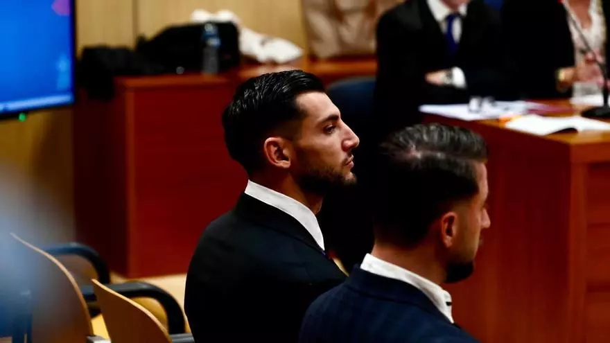 Rafa Mir sale de la Ciudad de la Justicia tras declarar en el juicio en el que se le acusa de agresión sexual
