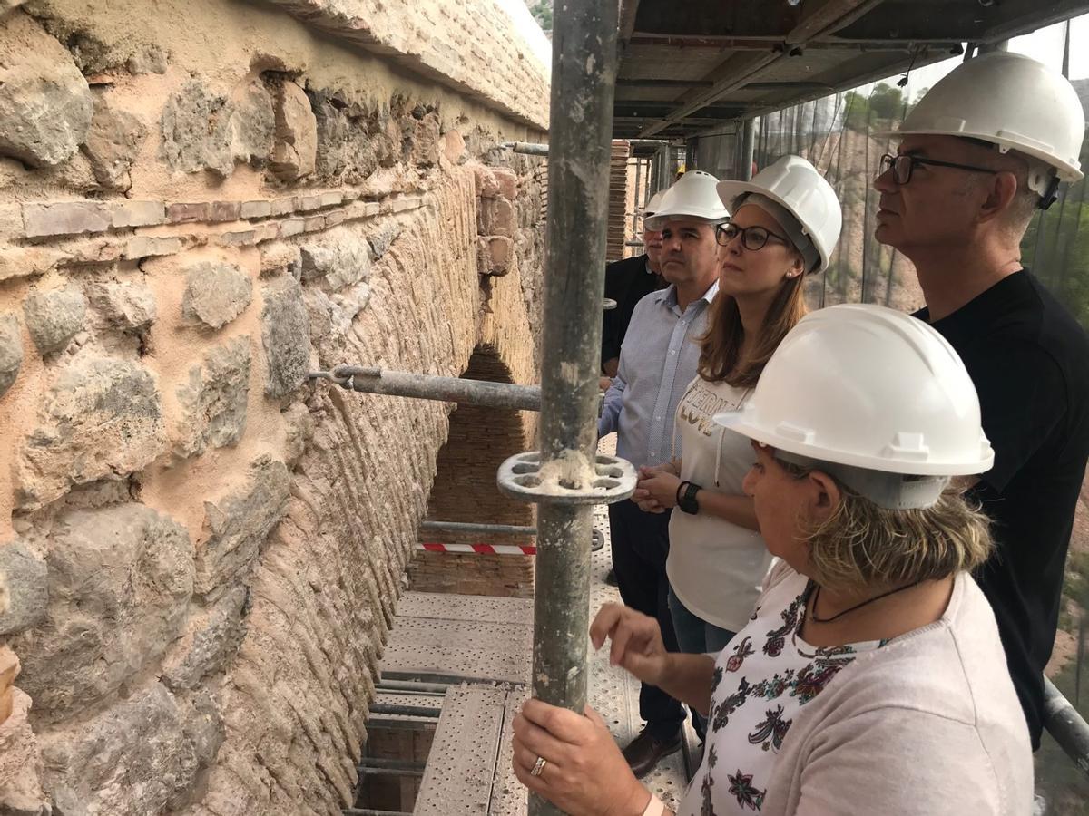 Una visita del Ayuntamiento durante las obras de reforma del Acueducto de los Cinco Ojos