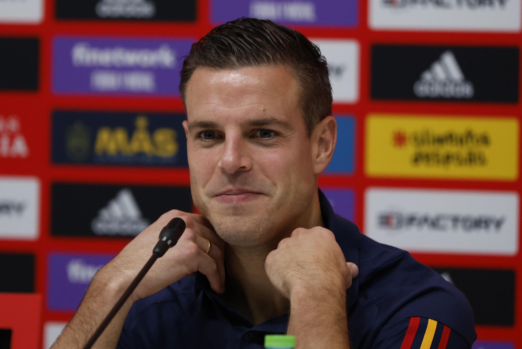 El jugador de la selección española César Azpilicueta durante la rueda de prensa en Qatar.