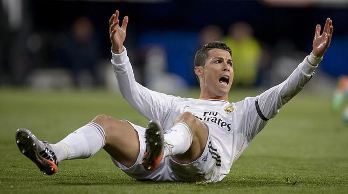Cristiano Ronaldo es lamenta d’una decisió arbitral durant el clàssic del Bernabéu.