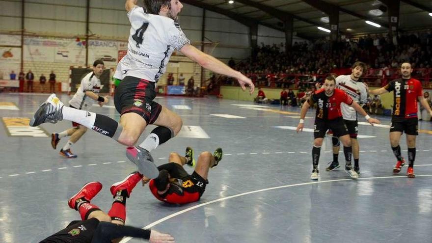 Ramón ataca la defensa rosaleira en un lance del partido jugado ayer entre el Novás y el Embutidos Lalinense. // Bernabé