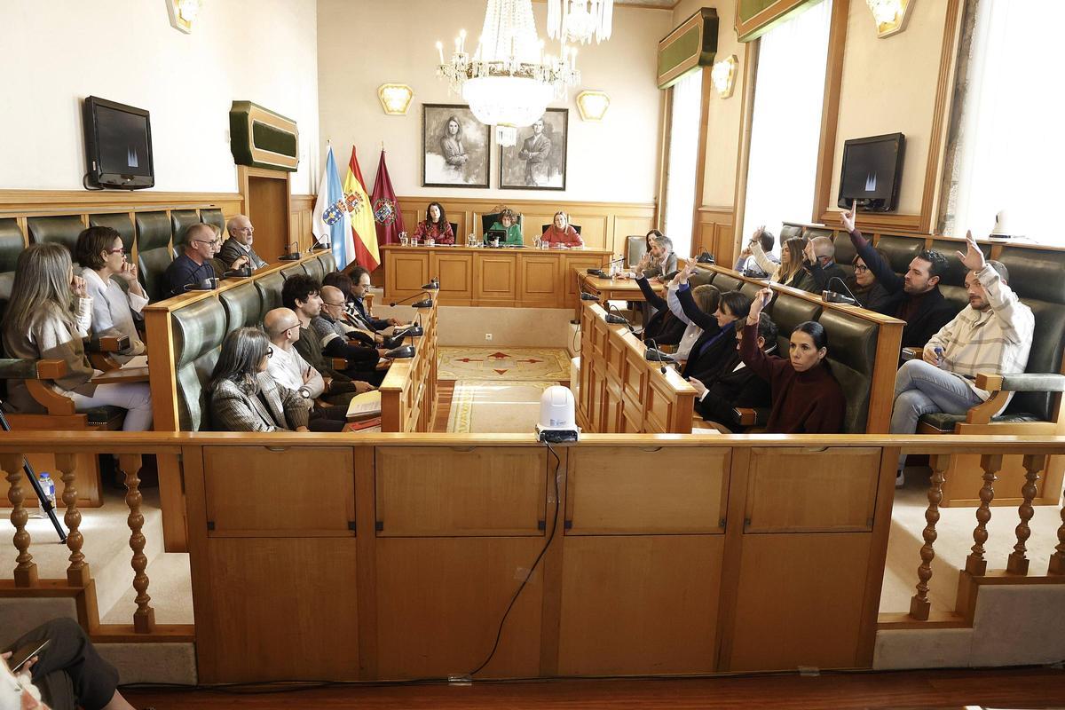 Votación en un pleno municipal del Concello de Santiago