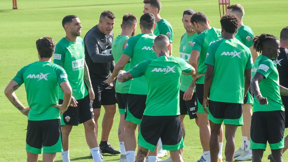 Almirón bromea con sus jugadores, durante un entrenamiento