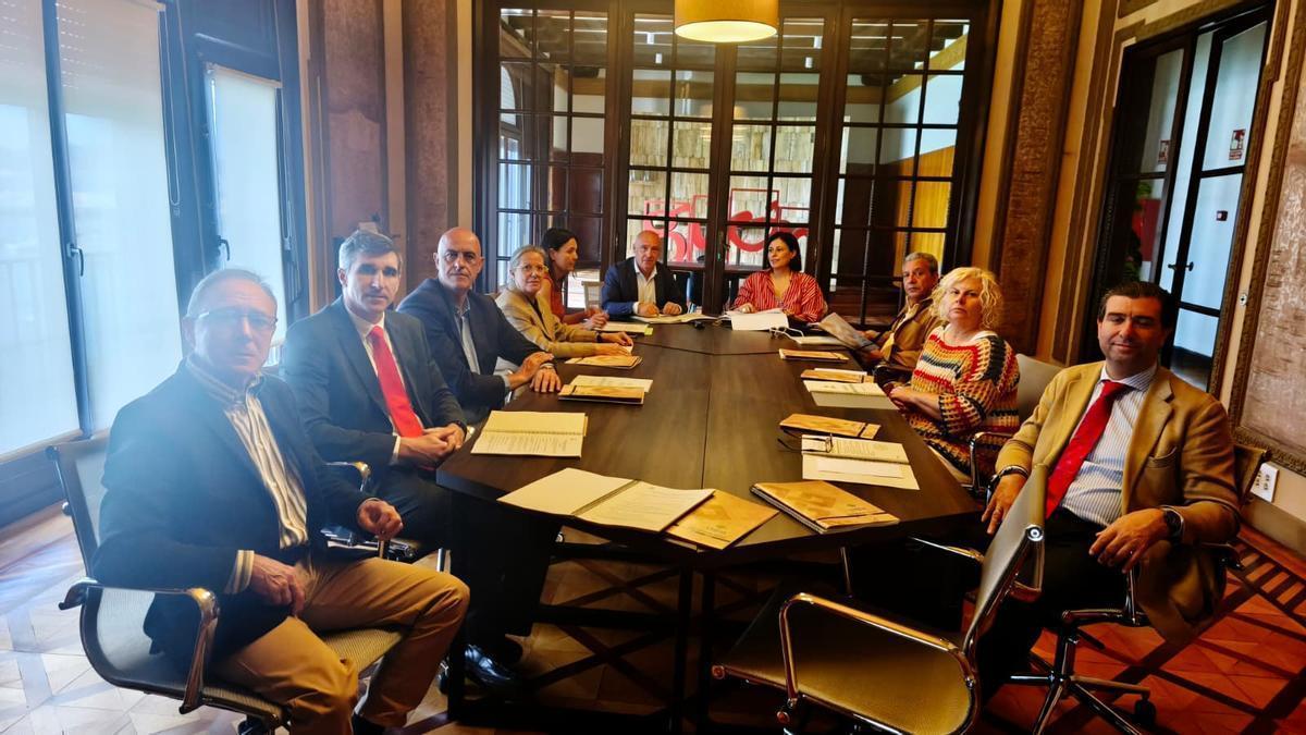 Integrantes del consejo de administración de Cegisa en un momento de la reunión.