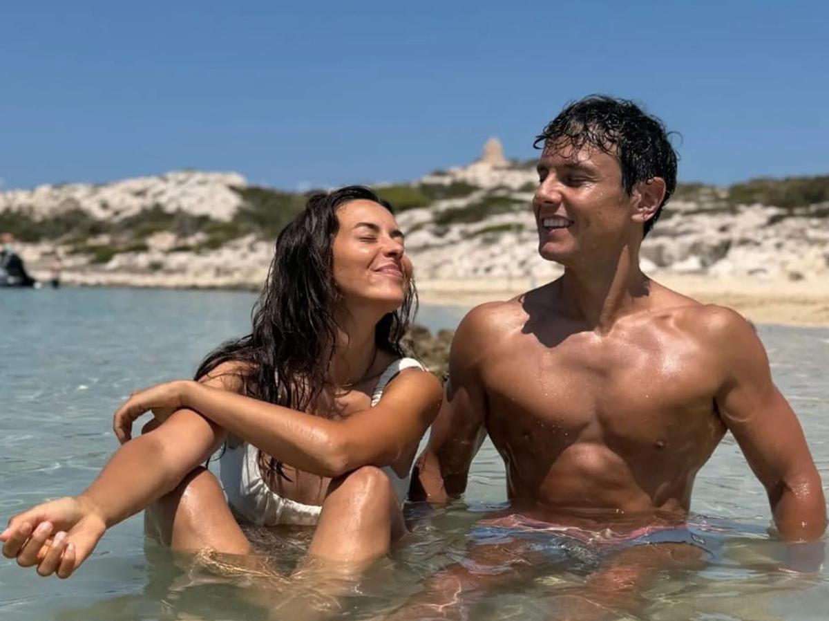1. Cisco García disfruta en Ibiza junto a su mujer, Raquel Rostro. 2. Rocío Gálvez llega a México para comenzar temporada con el FC Juárez. 3. Antonio José ha hecho el Camino de Santiago antes de regresar a los escenarios. 4. Macarena Gómez disfruta de su piscina tras la grabación de ‘La que se avecina’. | CÓRDOBA