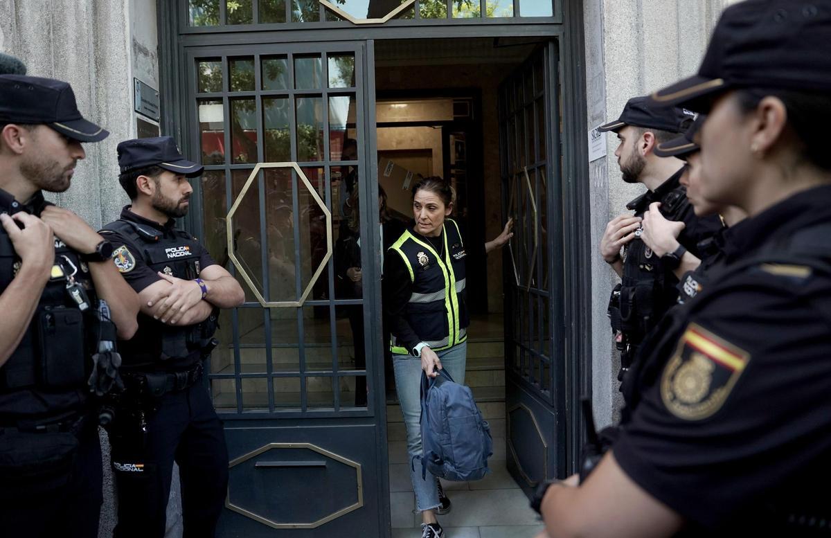 La policía registra el despacho del expresidente José Luis Rodríguez Zapatero.