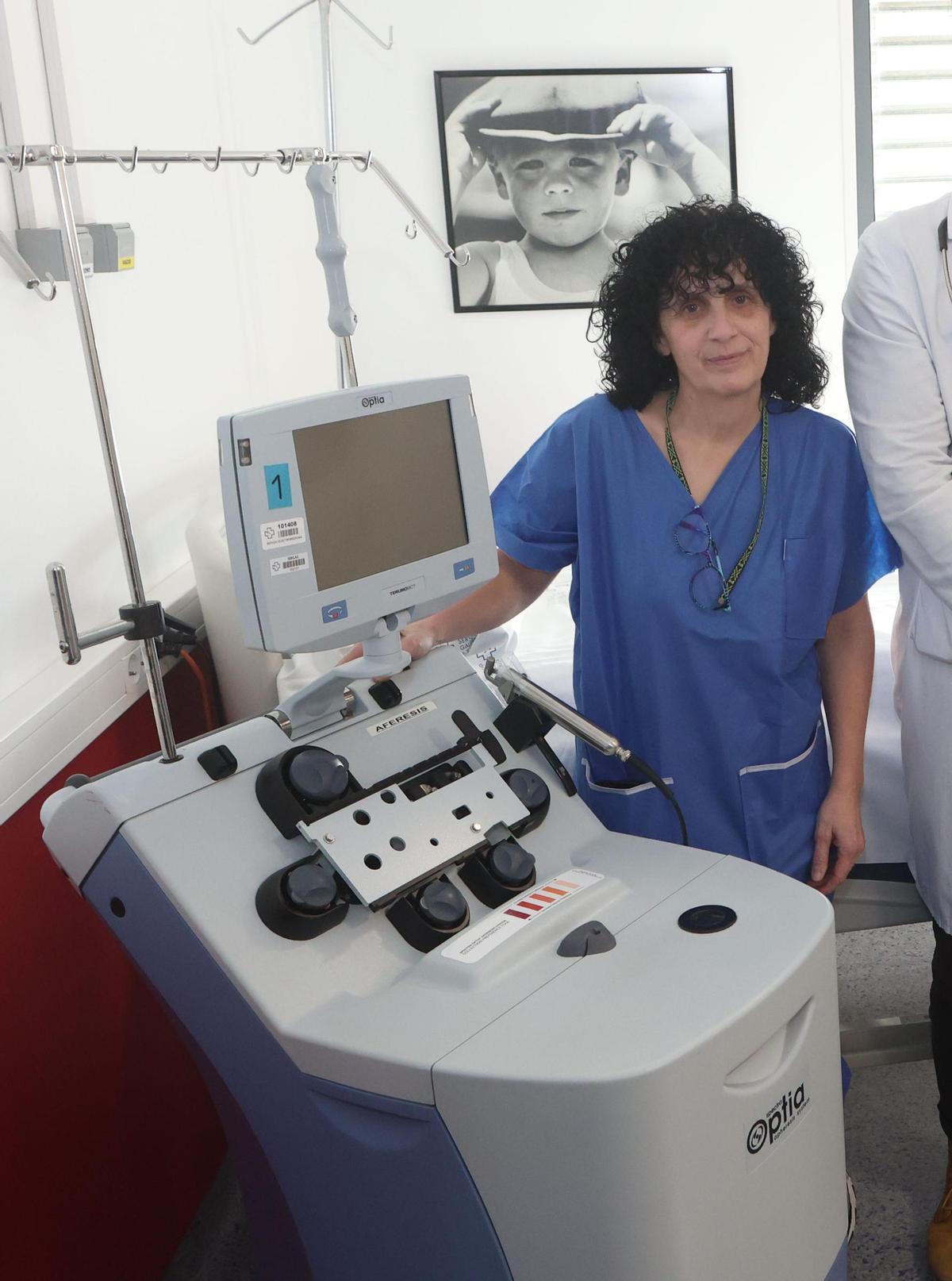 Maira Castiñeiras, supervisoda de la Unidad de Transfusión del Chuac, junto a una máquina de aféresis, en el Hospital Universitario.