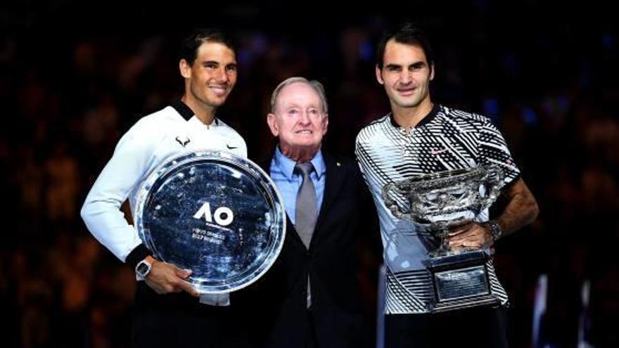 Rafa Nadal i Roger Federer, amb els seus respectius trofeus després de la final de l&#039;Open d&#039;Austràlia.