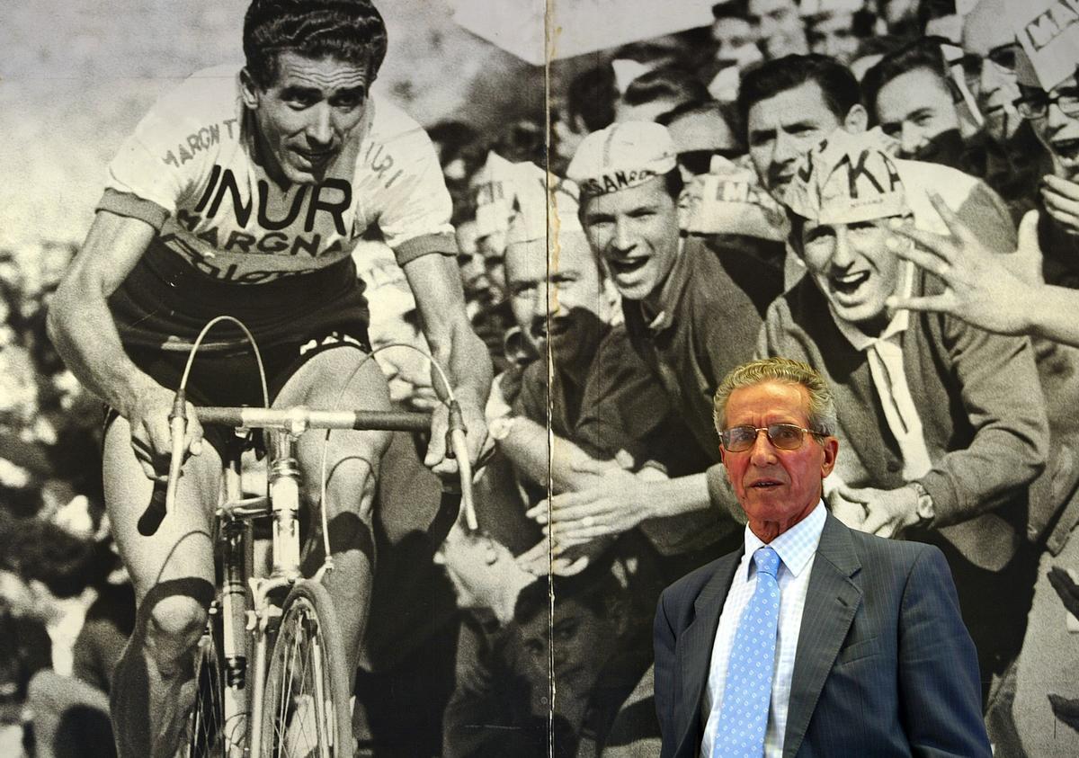 Bahamontes, ante una imagen de su etapa como ciclista.