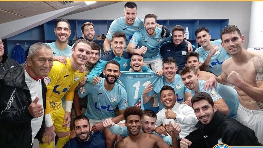 Los jugadores del Ciudad de Lucena celebran la victoria ante el Gerena.