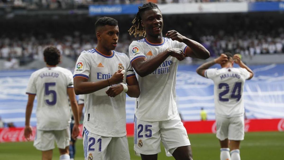 Rodrygo y Camavinga celebran un gol del Real Madrid.