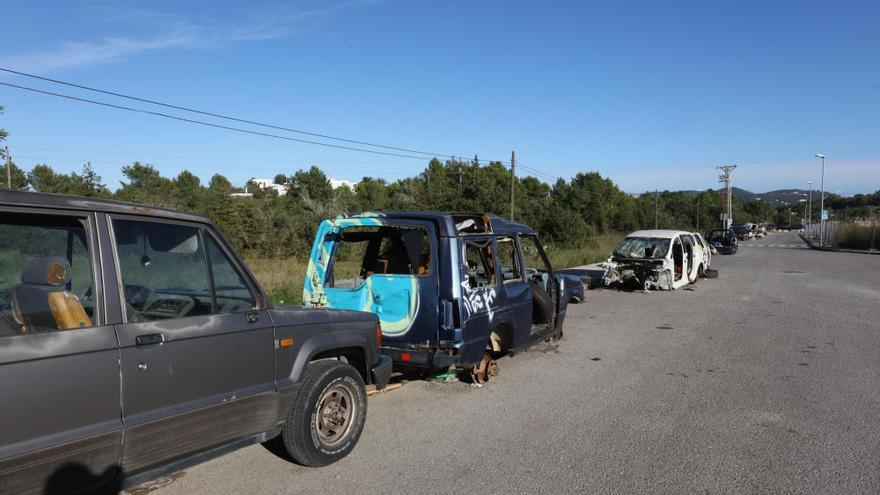 Vehículos abandonados y basura en el polígono de Montecristo