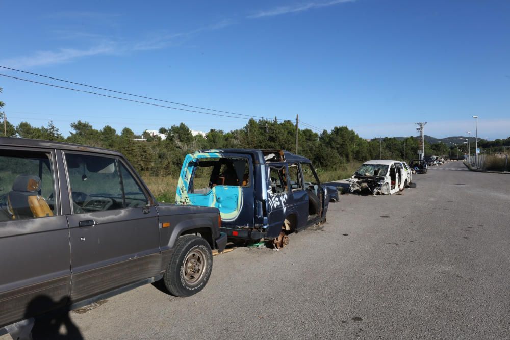 Vehículos abandonados y basura en Montecristo