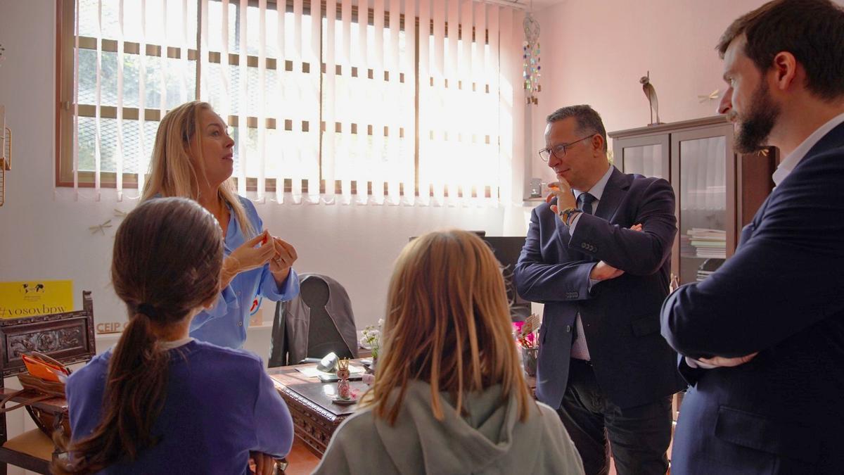 Poli Suárez con docentes en CEIP Camino Largo Tenerife