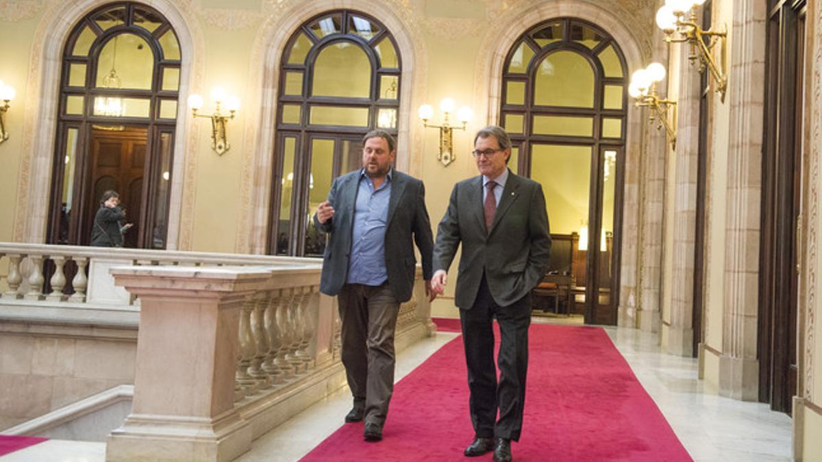 Fotografía de archivo. Artur Mas y Oriol Junqueras reunidos en el 'Parlament' con los grupos partidarios de la consulta