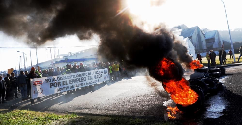 Barricada a las puertas de Alcoa: los trabajadores se concentran delante de la fábrica