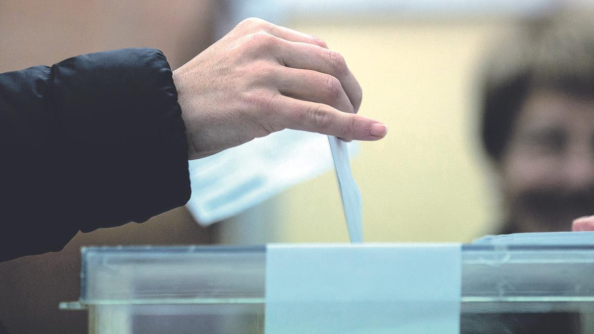 Un hombre vota en una mesa electoral