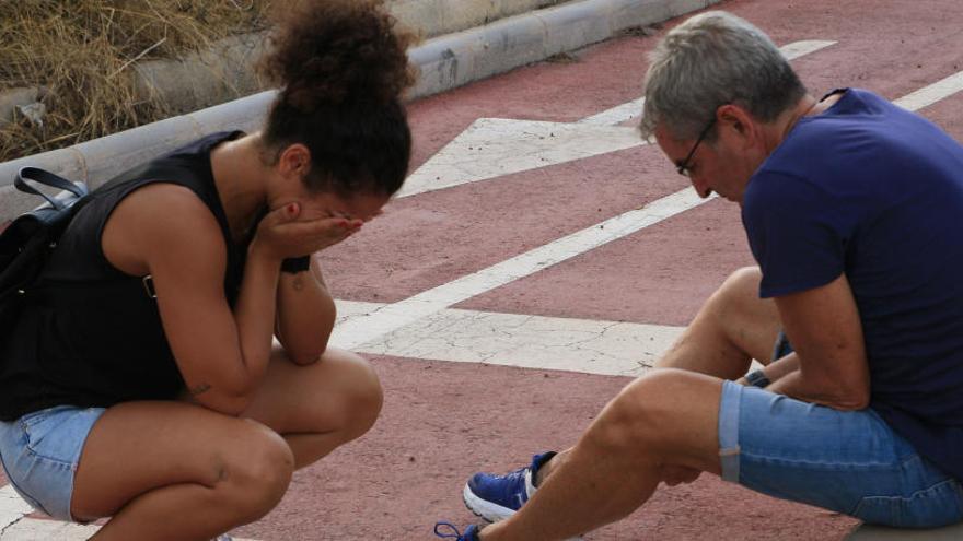 Un padre y su hija se lamentan del estado de su vivienda en la urbanización Montesol de Gandia.