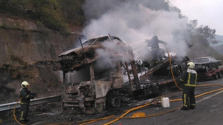 El fuego calcina un camión que circulaba por la autopista del Huerna