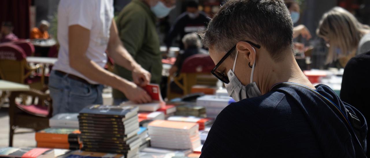 Sant Jordi arranca en Palma animado y con buen ritmo de ventas