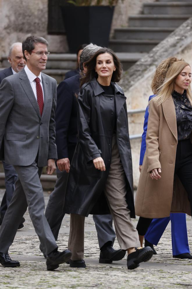 El look de la reina Letizia con gabardina de piel y mocasines 'track' en La Rioja