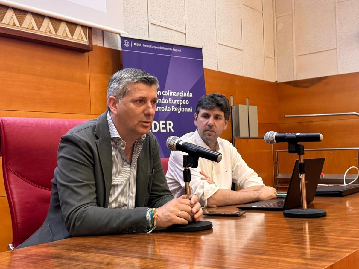 Francisco Acosta presenta la estrategia del Olivar a agricultores y almazaras de la provincia de Córdoba.