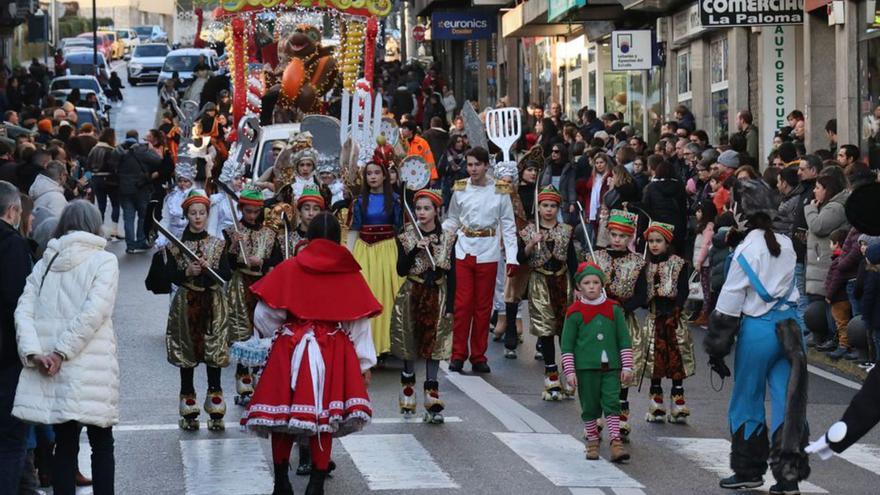 La comitiva real a su paso por las calles de Nigrán.   | // JOSÉ LORES