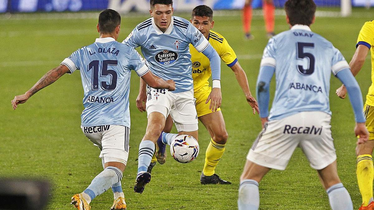 Lautaro de León controla una pelota en presencia de Olaza y Okay. |  // RICARDO GROBAS