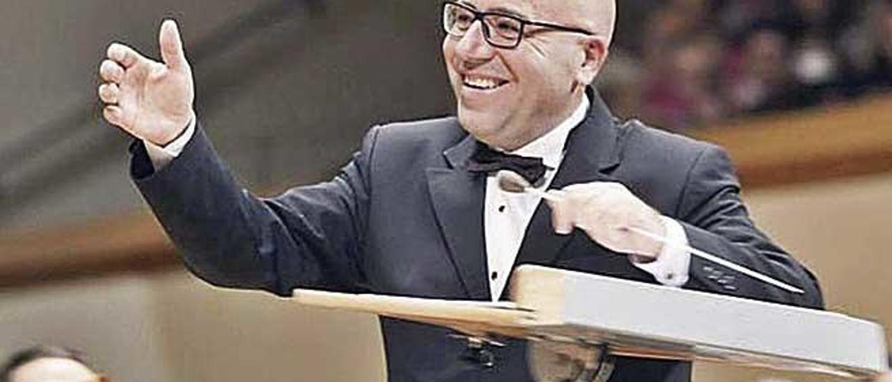 El compositor valenciano Ferrer Ferran dirigiendo recientemente a una orquesta.