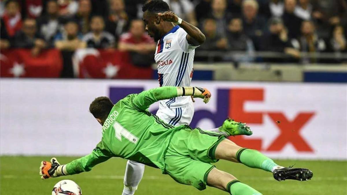 Cornet marcó el 2-1 del Lyon tras arrebatarle el balón al meta Fabri