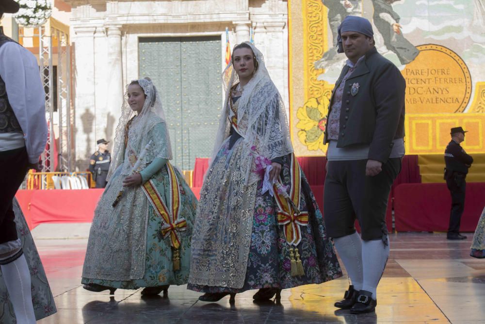 Desfile de las falleras mayores de las diferentes comisiones durante la procesión general de la Mare de Déu dels Desemparats.