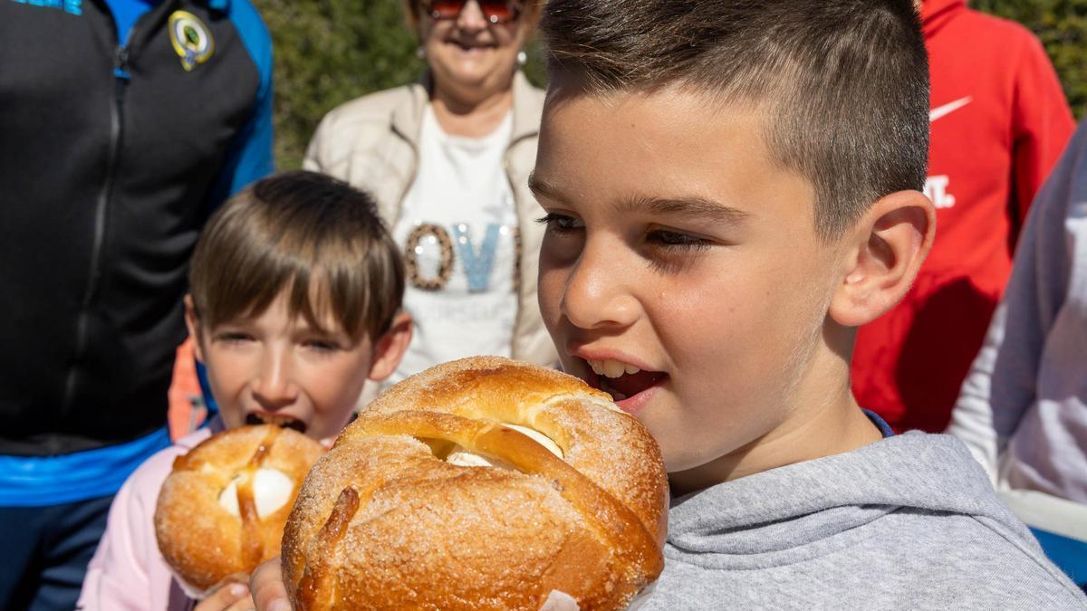 la mona que une a generaciones en Elche